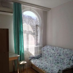 Дешевая квартира студия в Сочи с зелеными занавесками на КвартСочи